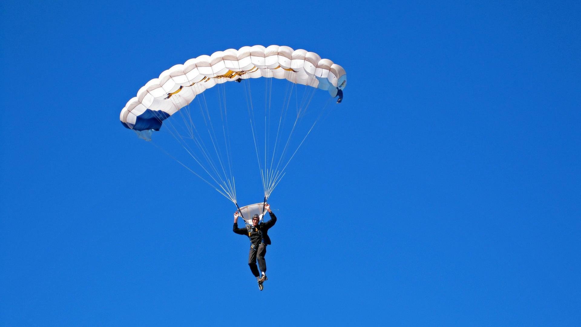 《强阵容对决：极具看点的顶级战队对决》，阵容强大下一句是什么